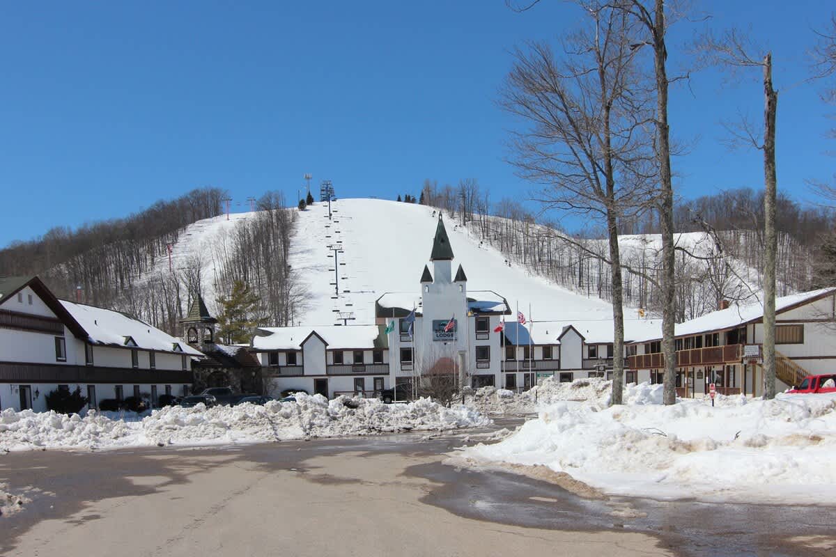  Ski-In/Ski-Out Schuss Mtn Condo — Mancelona, MI — vacation rental