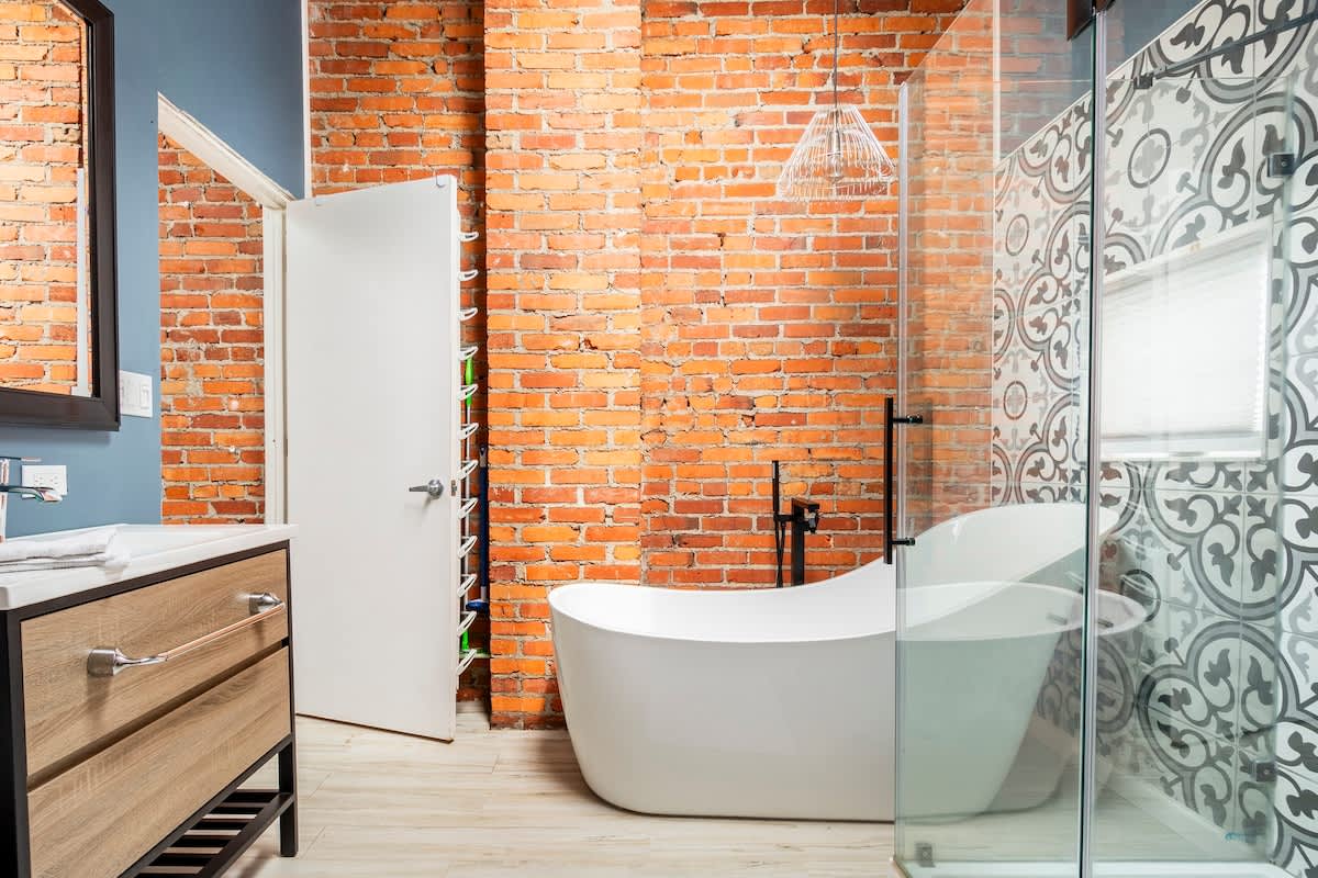 Spacious modern loft w private spa like bath — Wilmington, DE — vacation rental