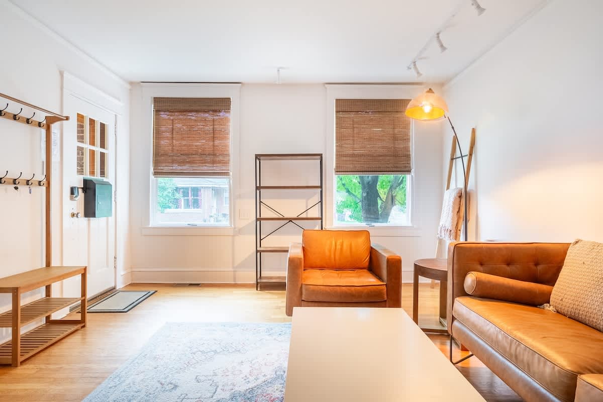 Bright, clean spacious 2 BR apt off street parking — Wilmington, DE — vacation rental