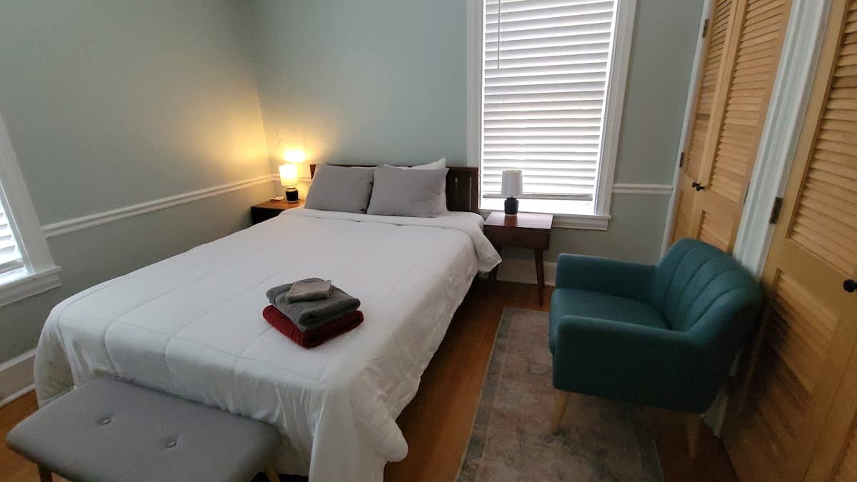 Nurse's special in Historic Trolley Square home — Wilmington, DE — vacation rental
