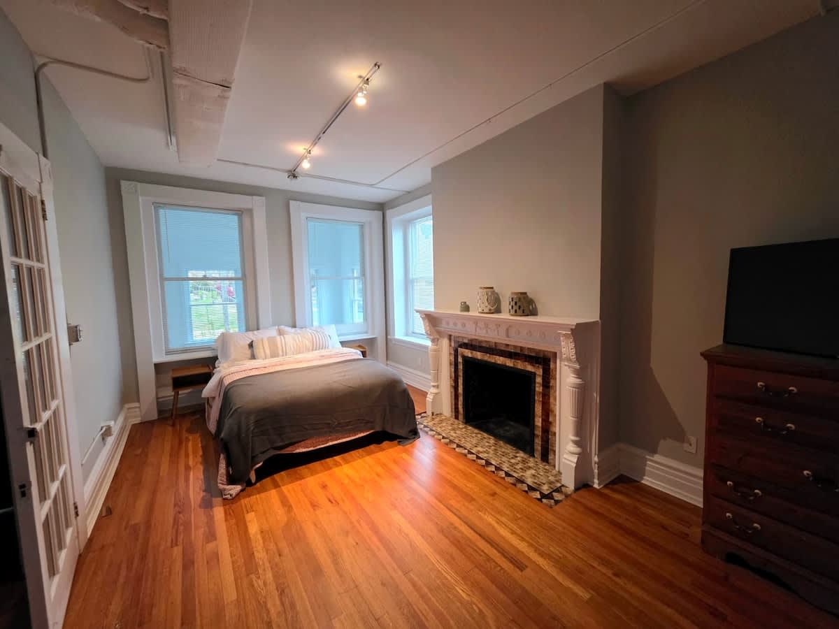 Huge 1st floor Historic Apartment Soaring Ceilings — Wilmington, DE — vacation rental