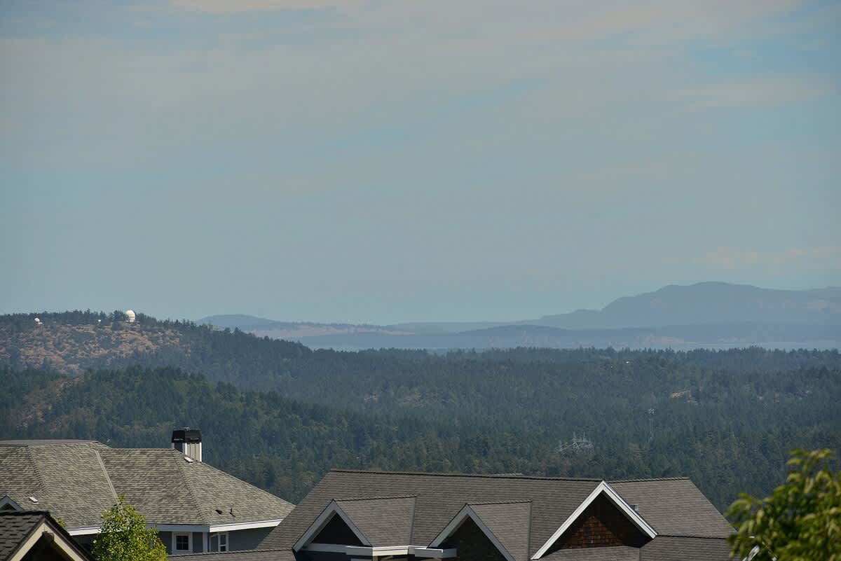 Incredible City, Ocean, and Mountain Views. 