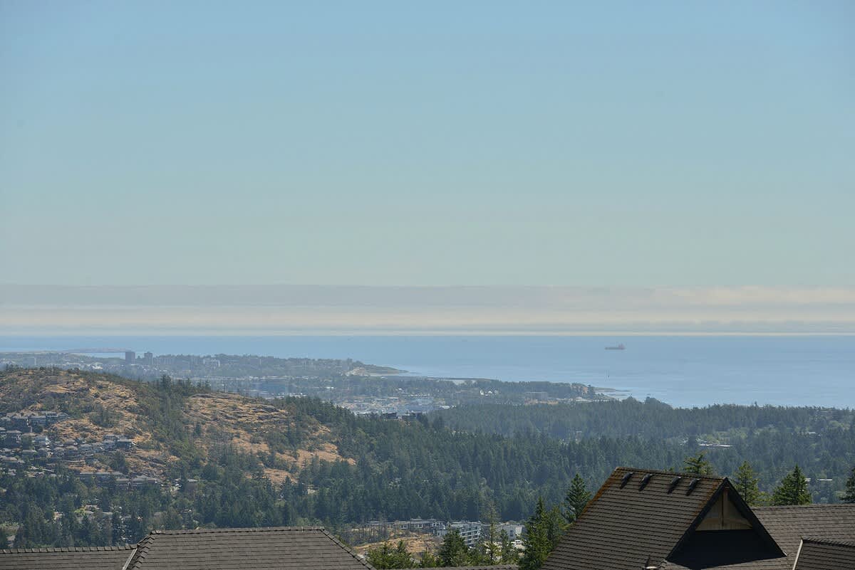 Incredible City, Ocean, and Mountain Views. 