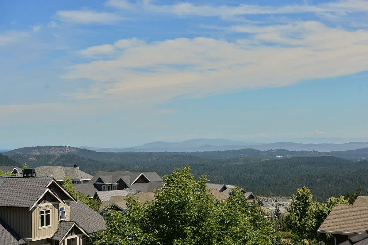 Incredible City, Ocean, and Mountain Views. 