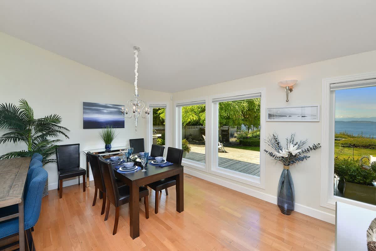 Main dining room with breakfast bar.