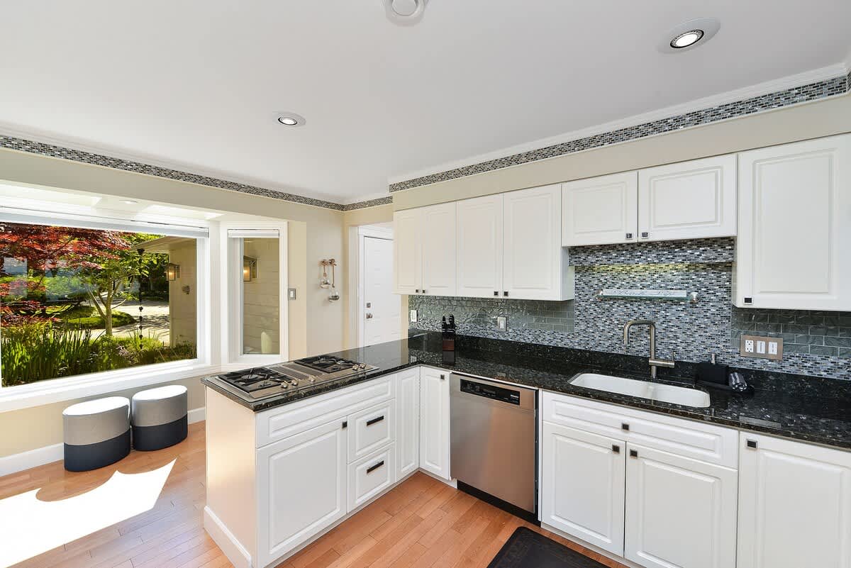 Fully equipped and modern kitchen.