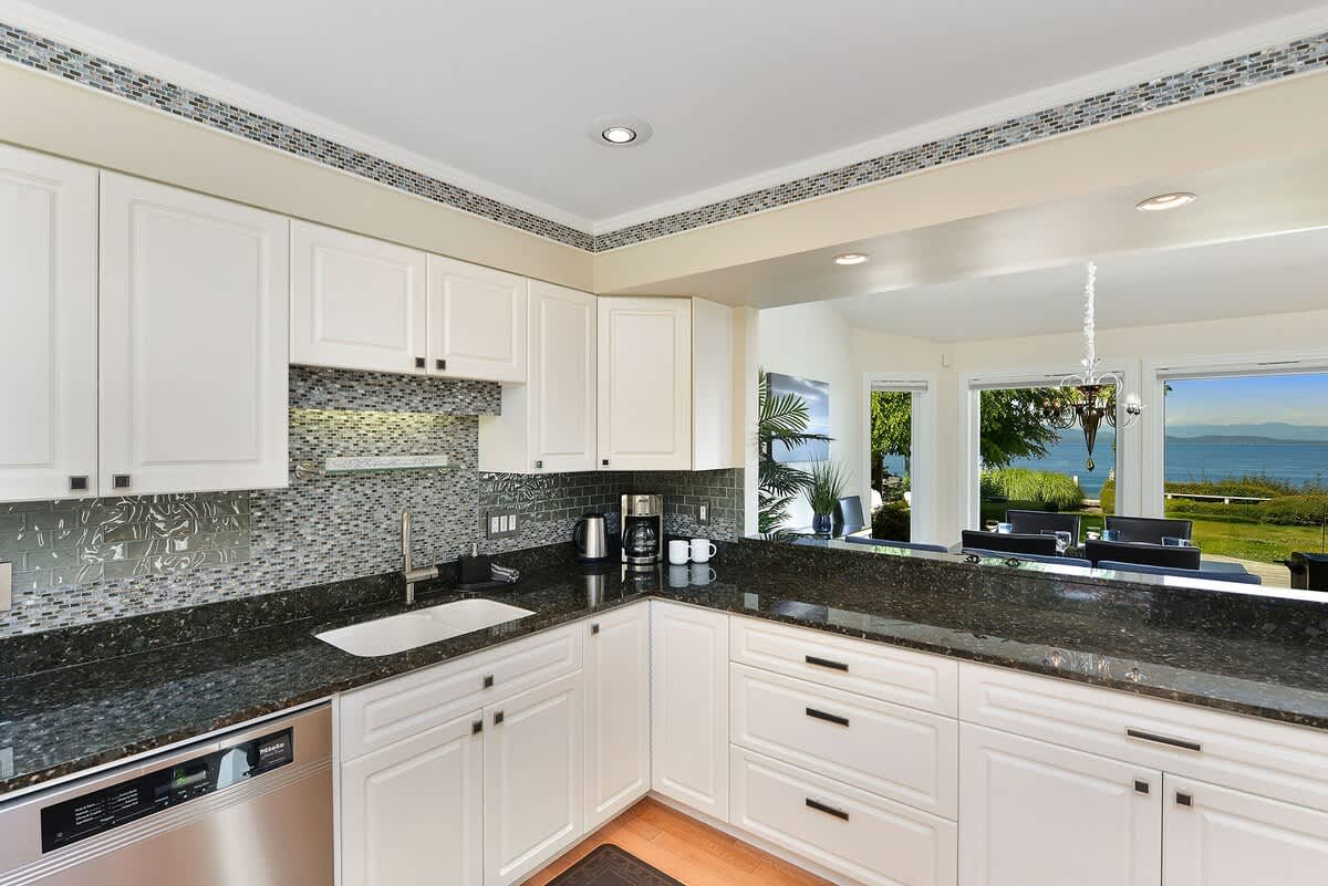 Fully equipped and modern kitchen.