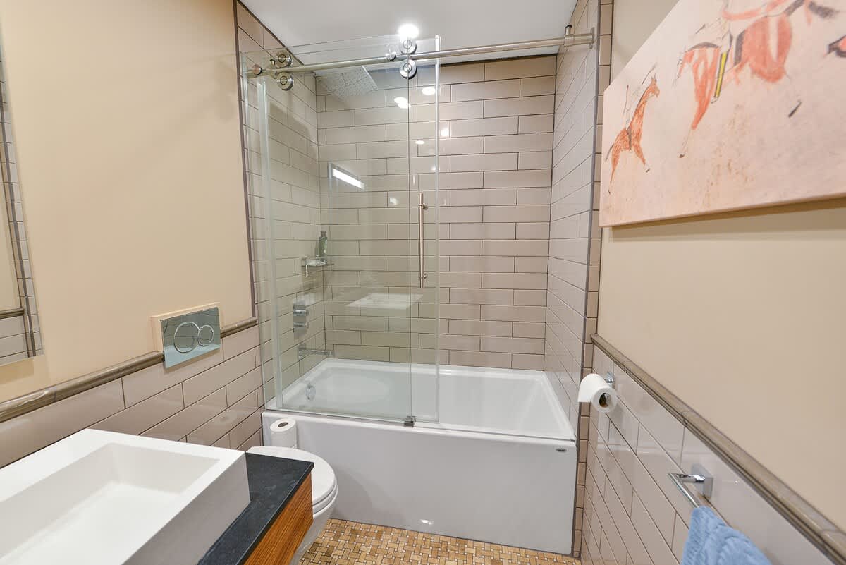 Luxurious bathroom.