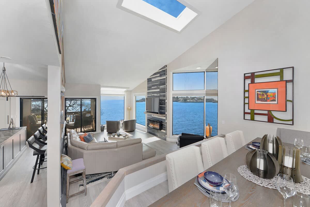 All views just add to the luxurious living and dinning room.