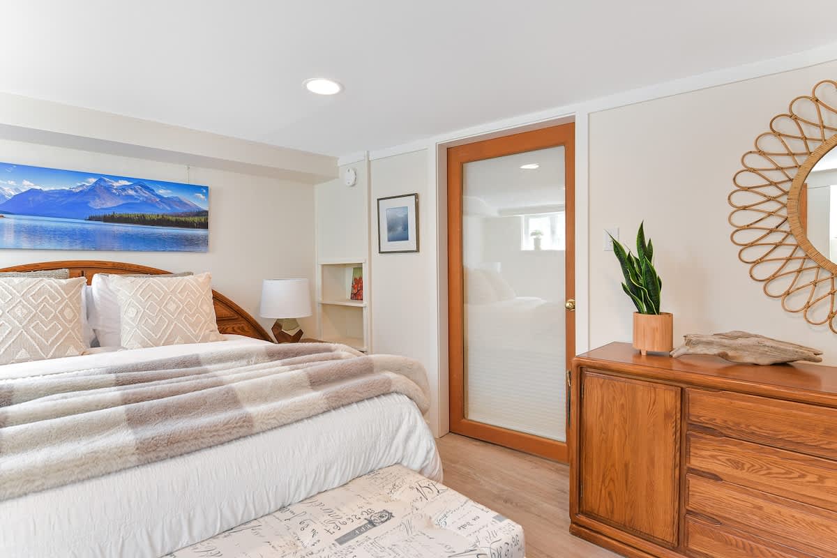 Primary Bedroom with queen bed.