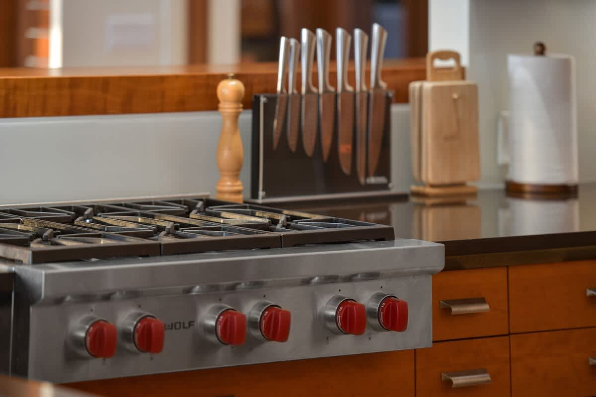 Fully equipped modern kitchen.