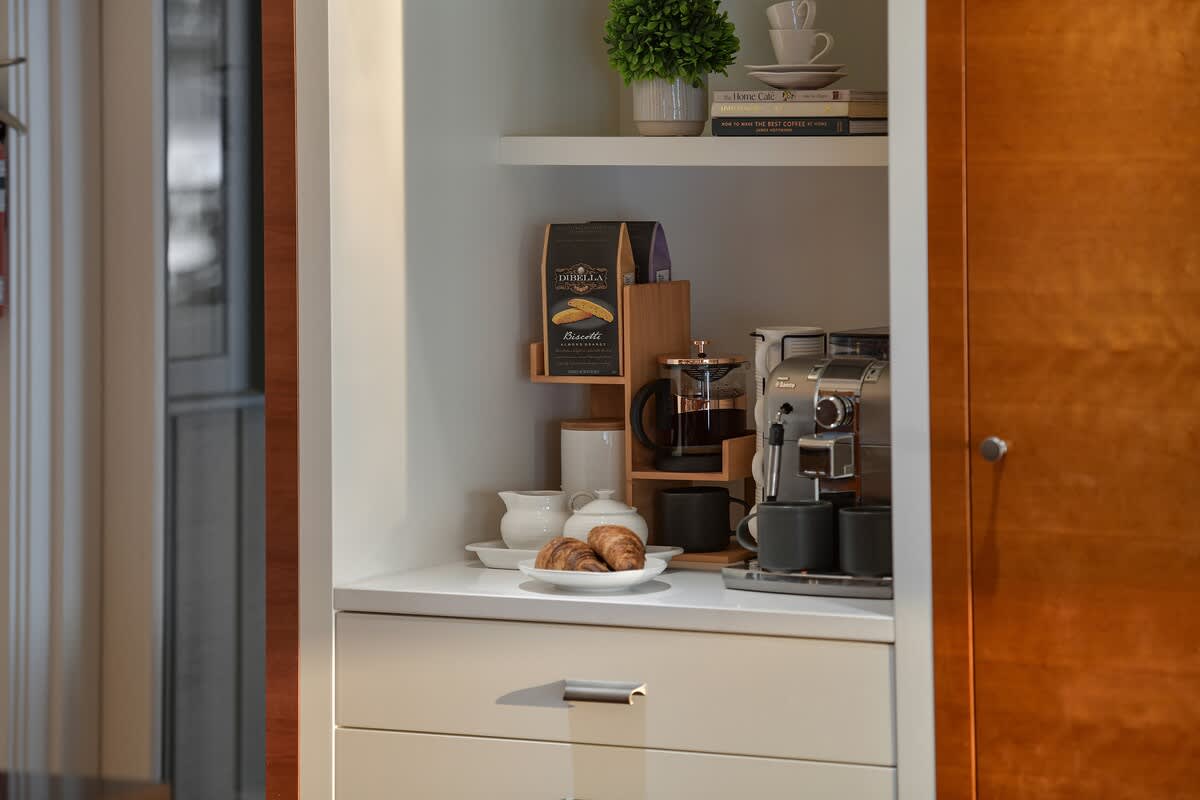 Fully equipped modern kitchen.