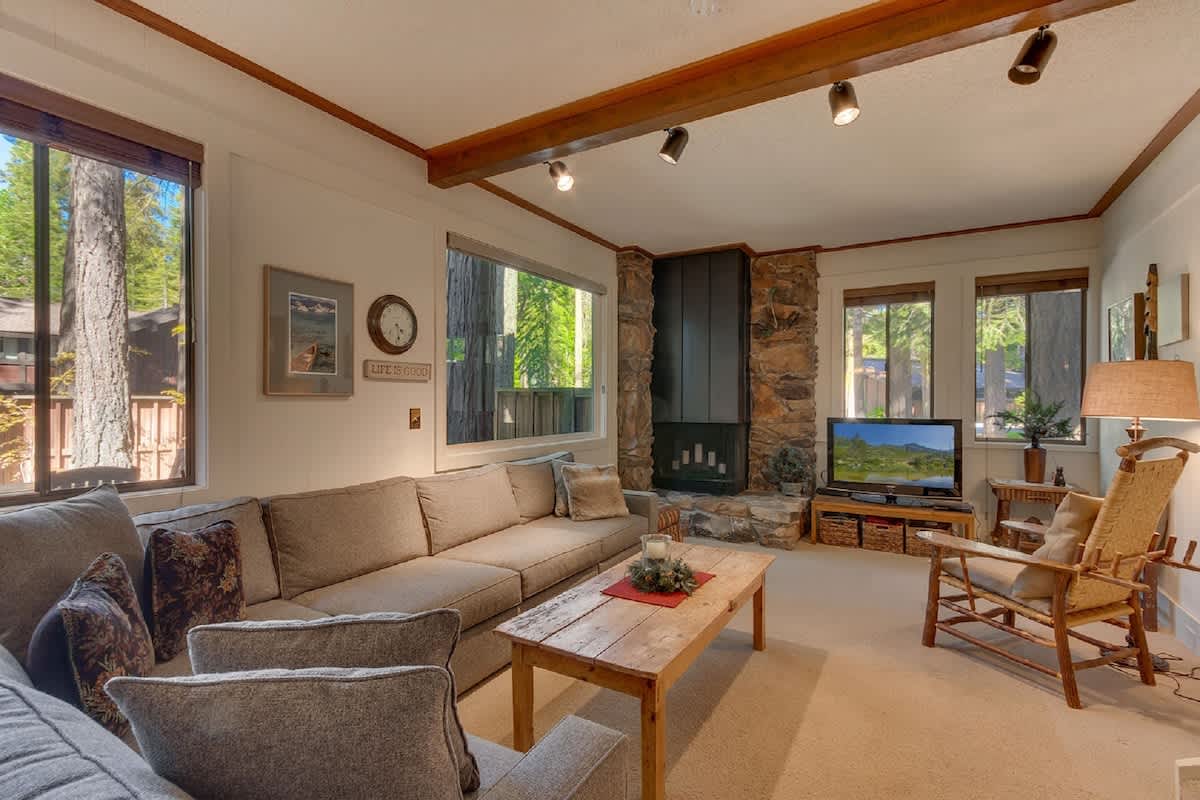 6-8 Miles to Palisades|Alpine|Homewood|Walk to TC — Tahoe City, CA — vacation rental