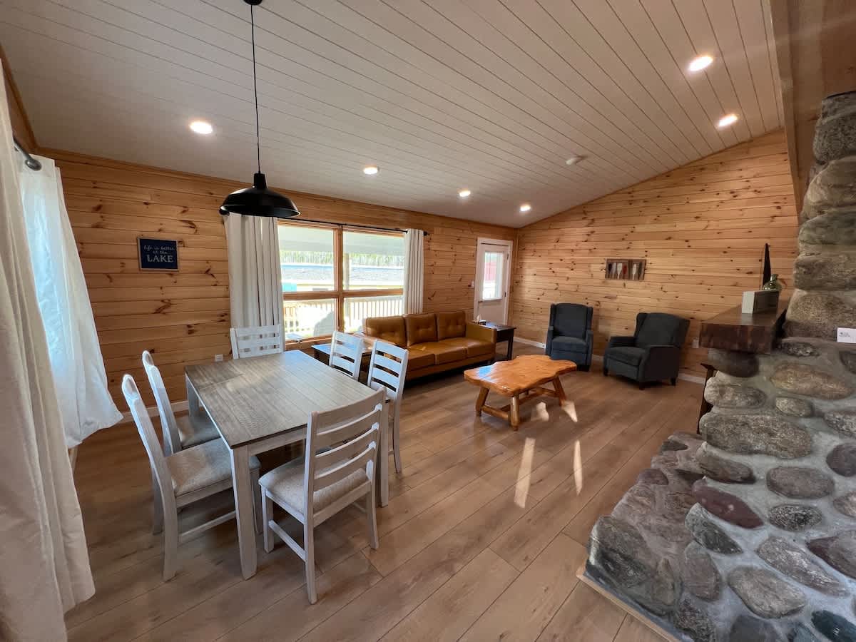 'Hillside' Cottage on the lake 3