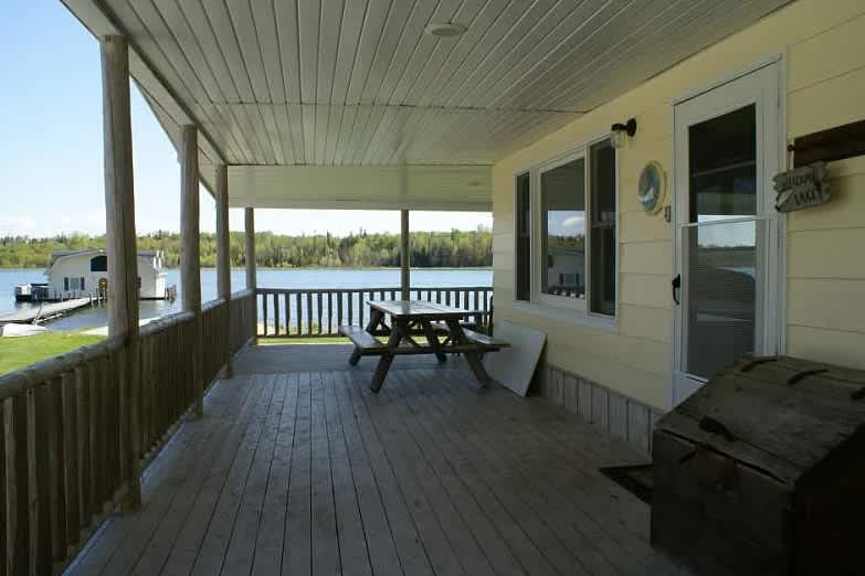 'Lakeside' Cottage with porch and sandy beach 3