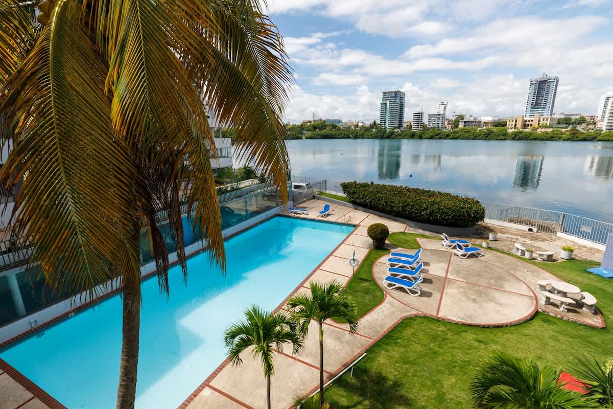 Beautiful Retreat w. Pool and Perfect Location