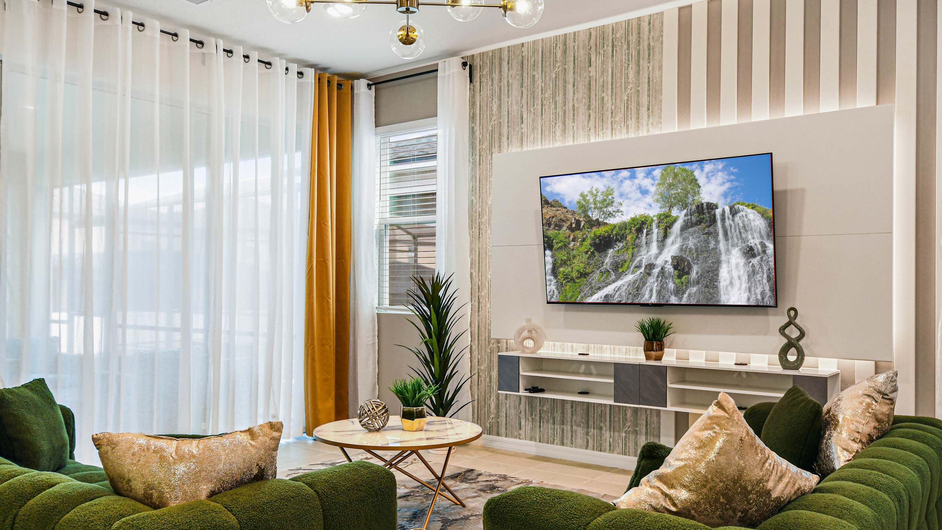 8915CBD Solara Photo