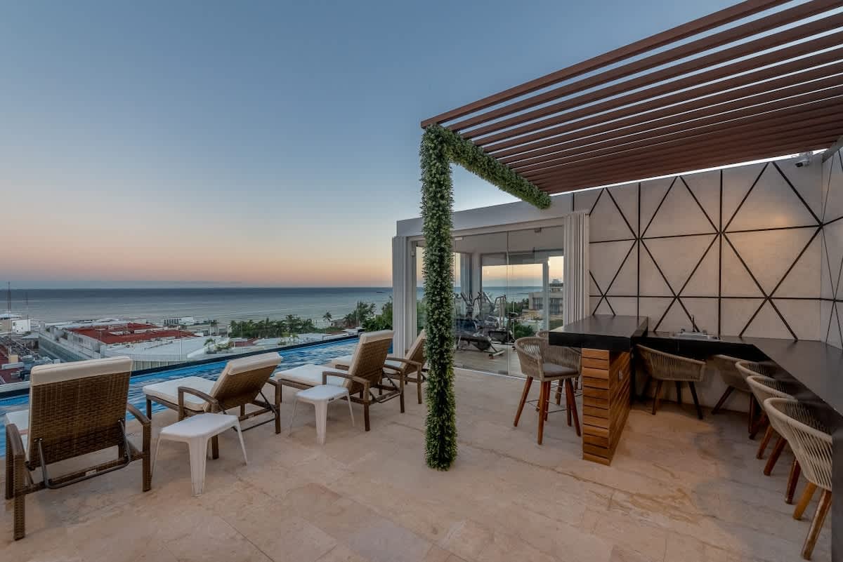 Rooftop Pool Condo Steps from 5th Ave & Beach