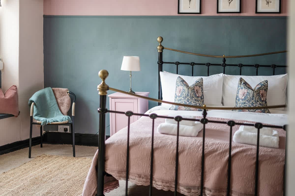 Grade II Listed Cotswold Home with Secure Garden — Gloucestershire, England — vacation rental