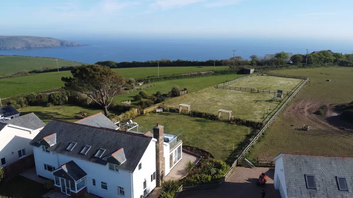 Devon House Hot Tub Sea Views & Family Fun — Devon, England — vacation rental