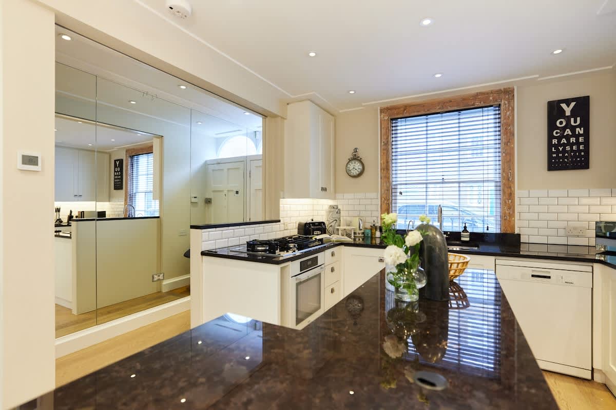 The St Lukes Garden Place - Spacious 4 Bdr House