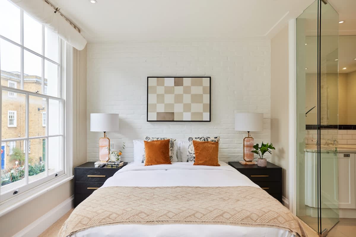 The St Lukes Garden Place - Spacious 4 Bdr House