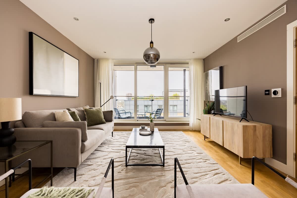 The Riverside Residence - 3BDR Flat with Balcony