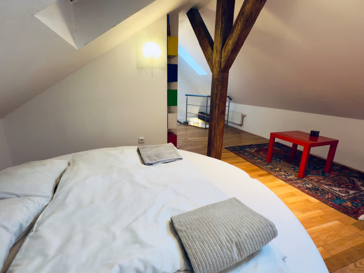 Attic 15 min  to Charles Bridge