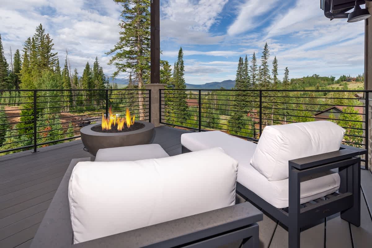 - Settle into a comfortable lounge chair and enjoy the fresh mountain air, with a cozy fire pit to keep you warm. This deck is the perfect spot to relax and take in the stunning natural scenery.