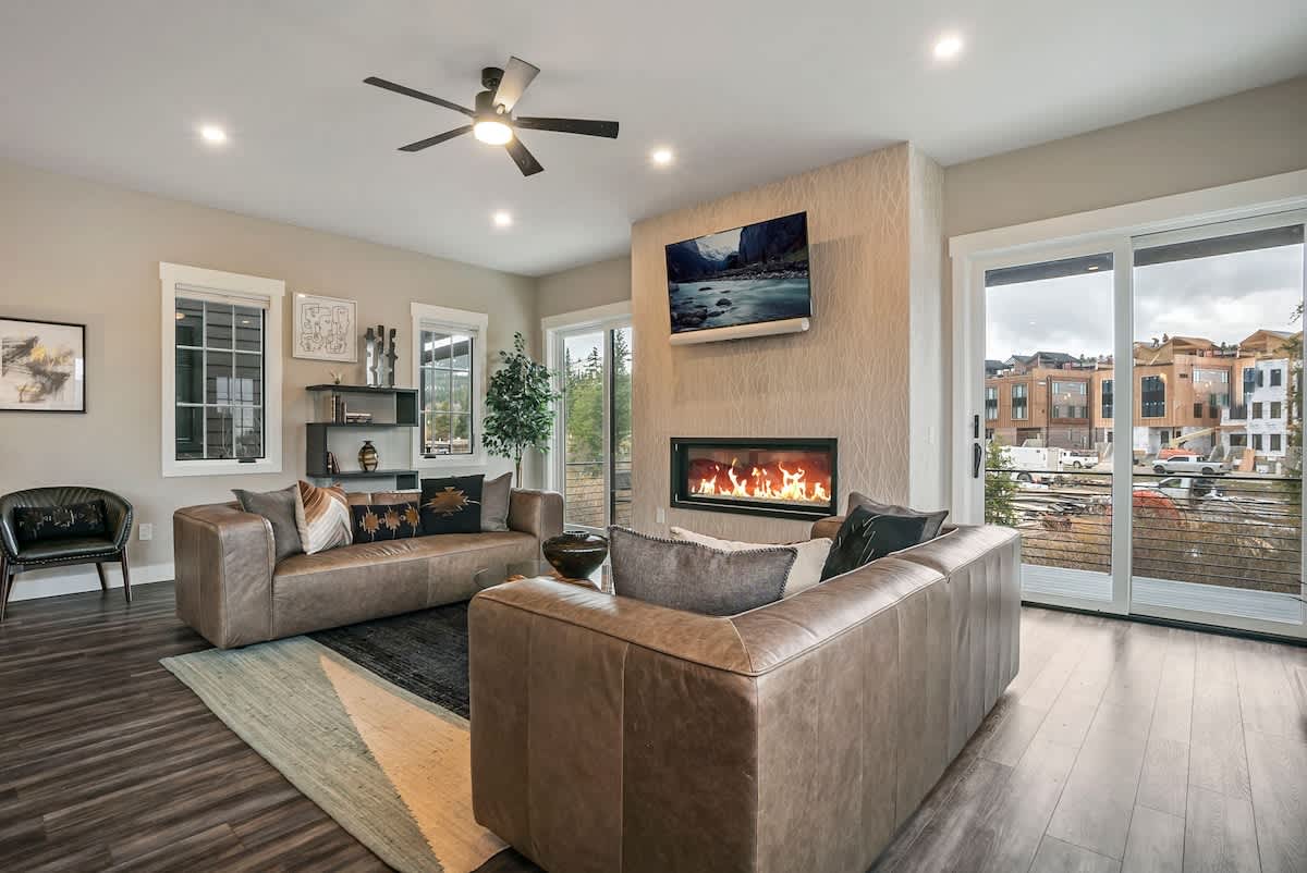 - Gather in this warm, open concept lounge with leather seating, a sleek fireplace, and smart TV
- Floor to ceiling windows slide open to reveal scenic balcony views
- Ideal for morning coffee, evening wine, or cozy fireside chats