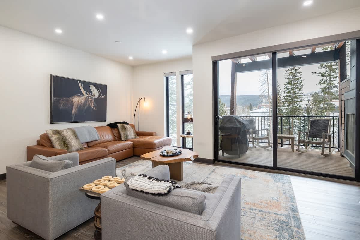- Lounge in plush seating with warm earth tones and a modern mountain touch
- Slide open the doors to step onto your balcony with scenic forest views
- Enjoy board games, streaming nights, or coffee by natural light

