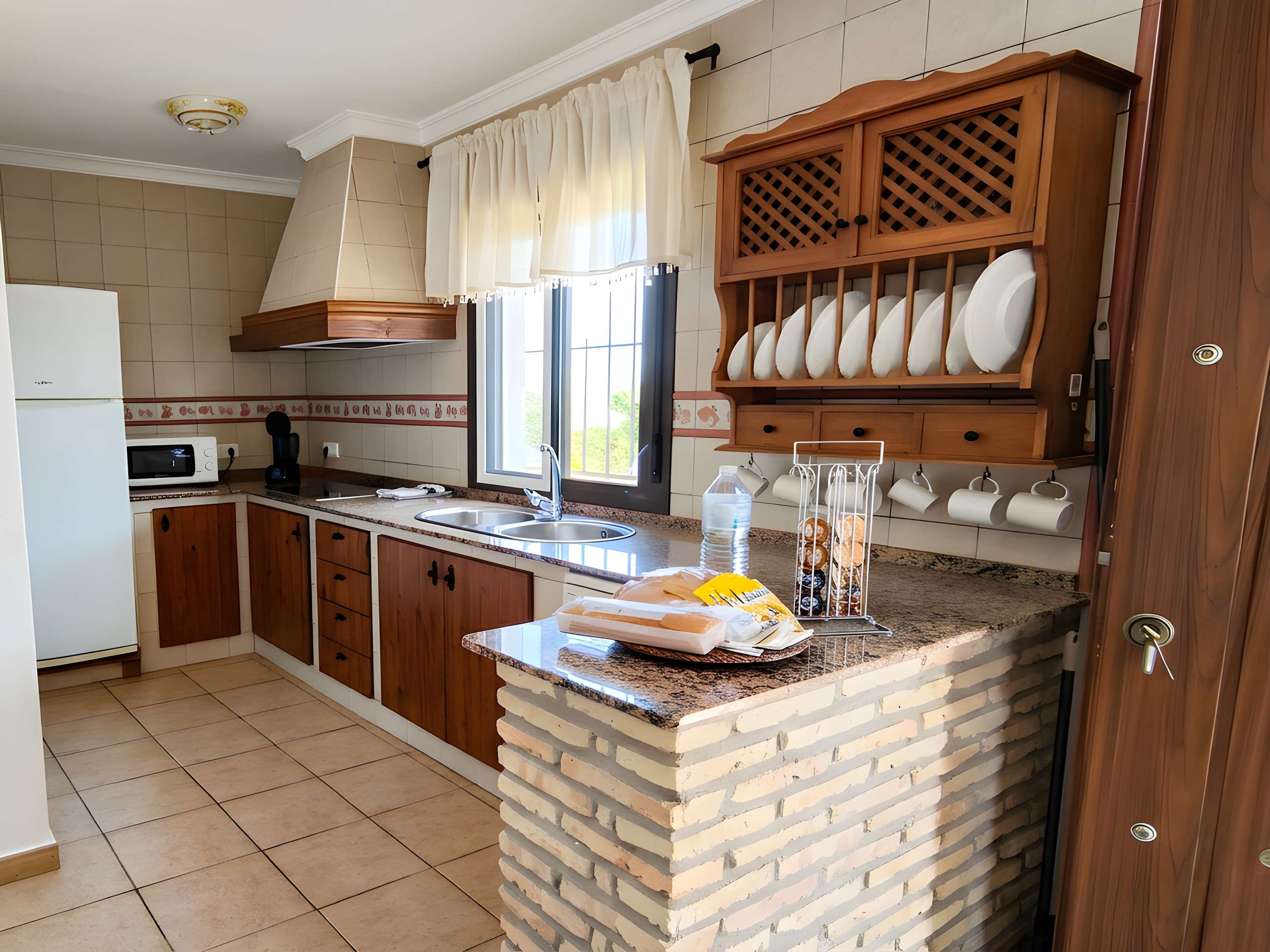 Chalet con piscina y jardín privado, ideal para familias y vacaciones en Conil - image 4