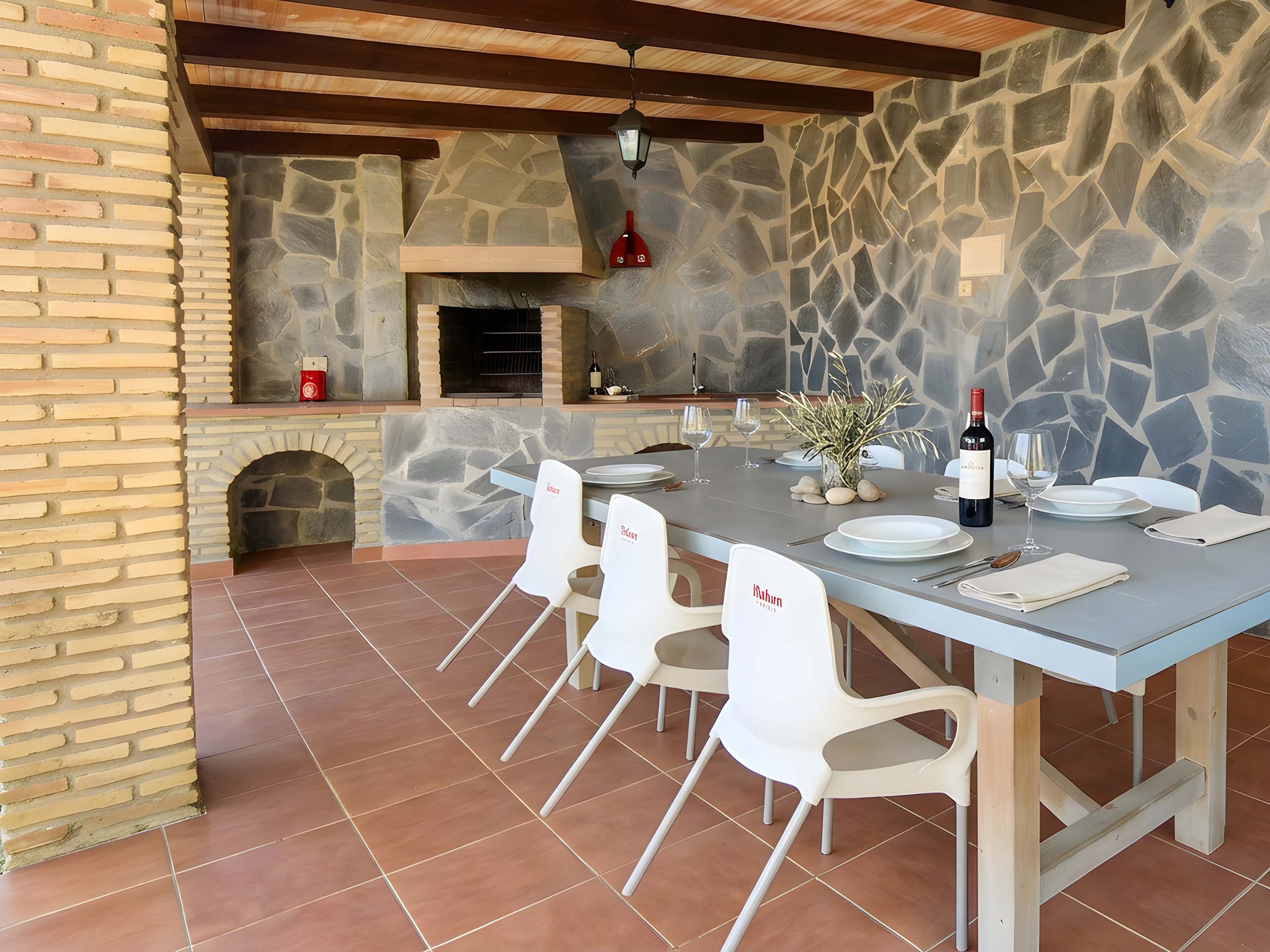Chalet con piscina y jardín privado, ideal para familias y vacaciones en Conil - image 3