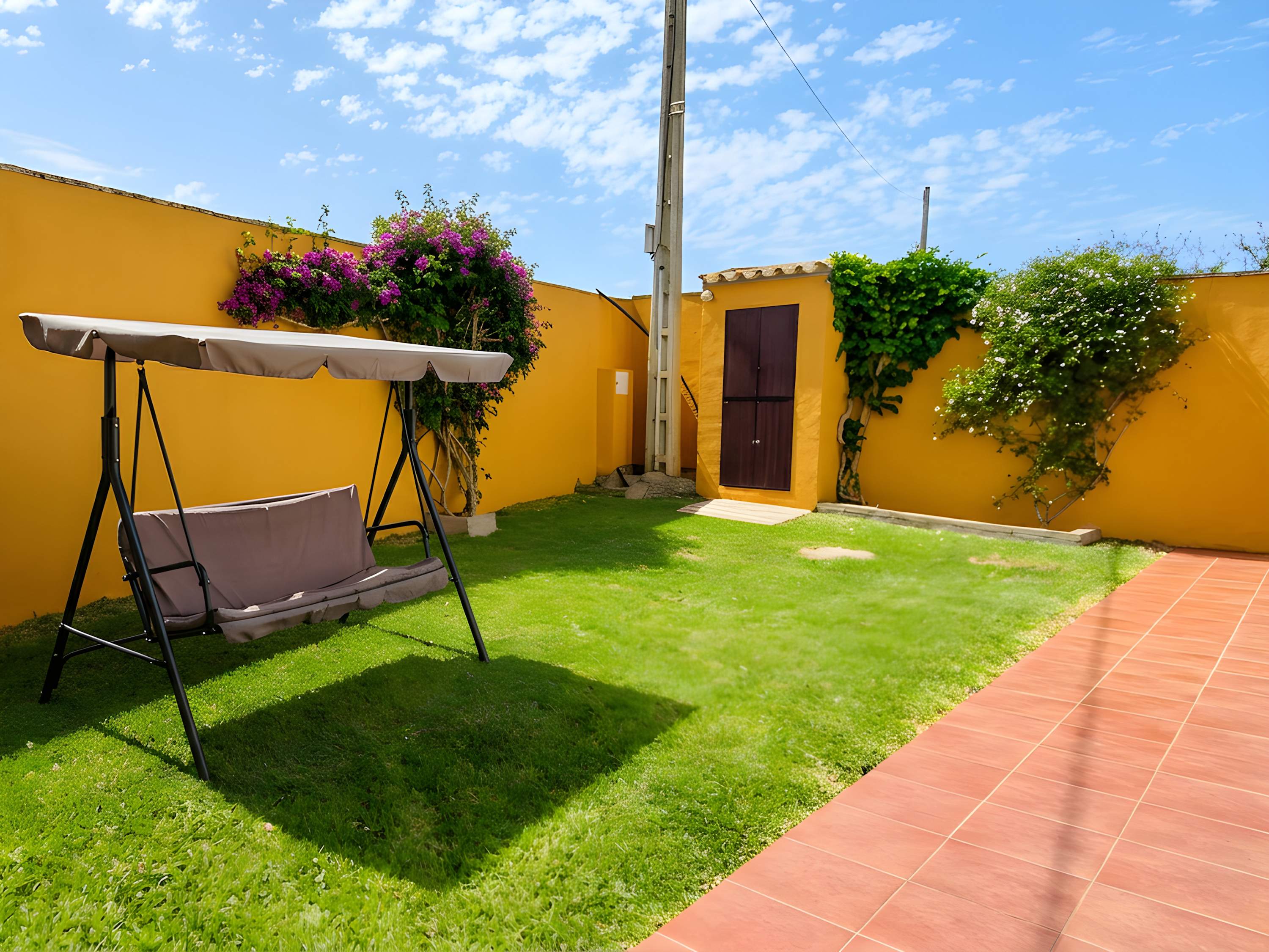 Chalet con piscina y jardín privado, ideal para familias y vacaciones en Conil - image 9