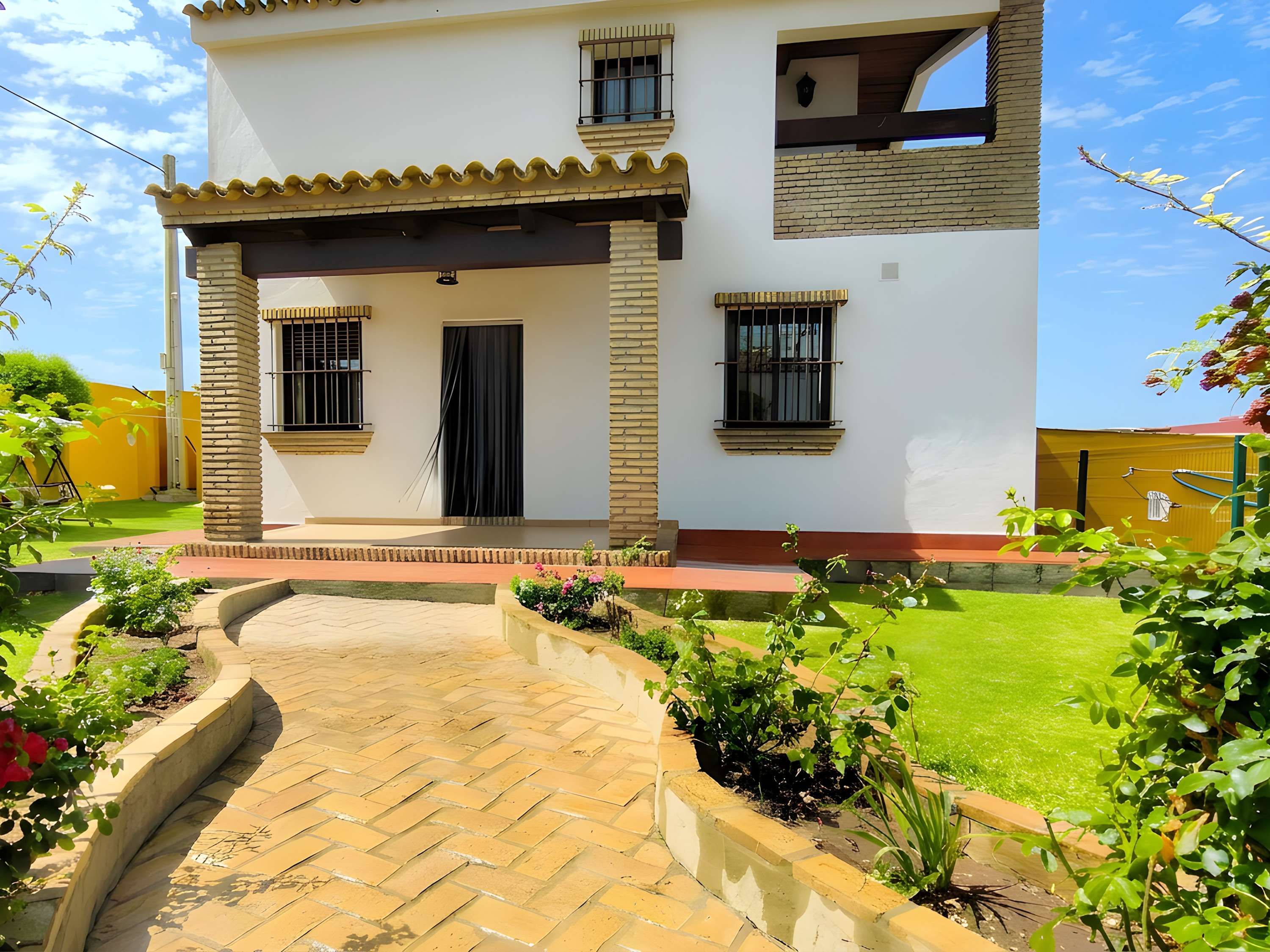Chalet con piscina y jardín privado, ideal para familias y vacaciones en Conil - image 7