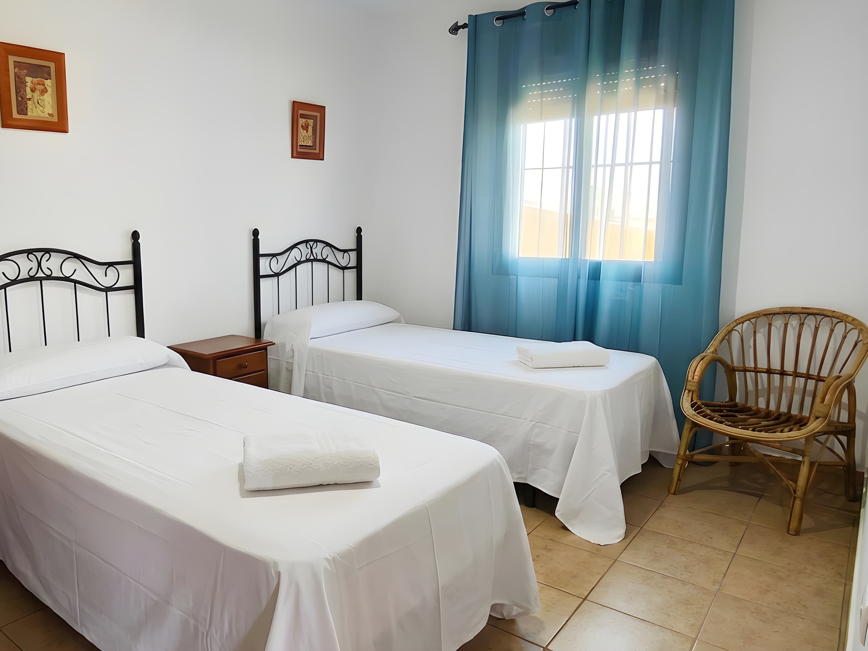 Chalet con piscina y jardín privado, ideal para familias y vacaciones en Conil - image 8