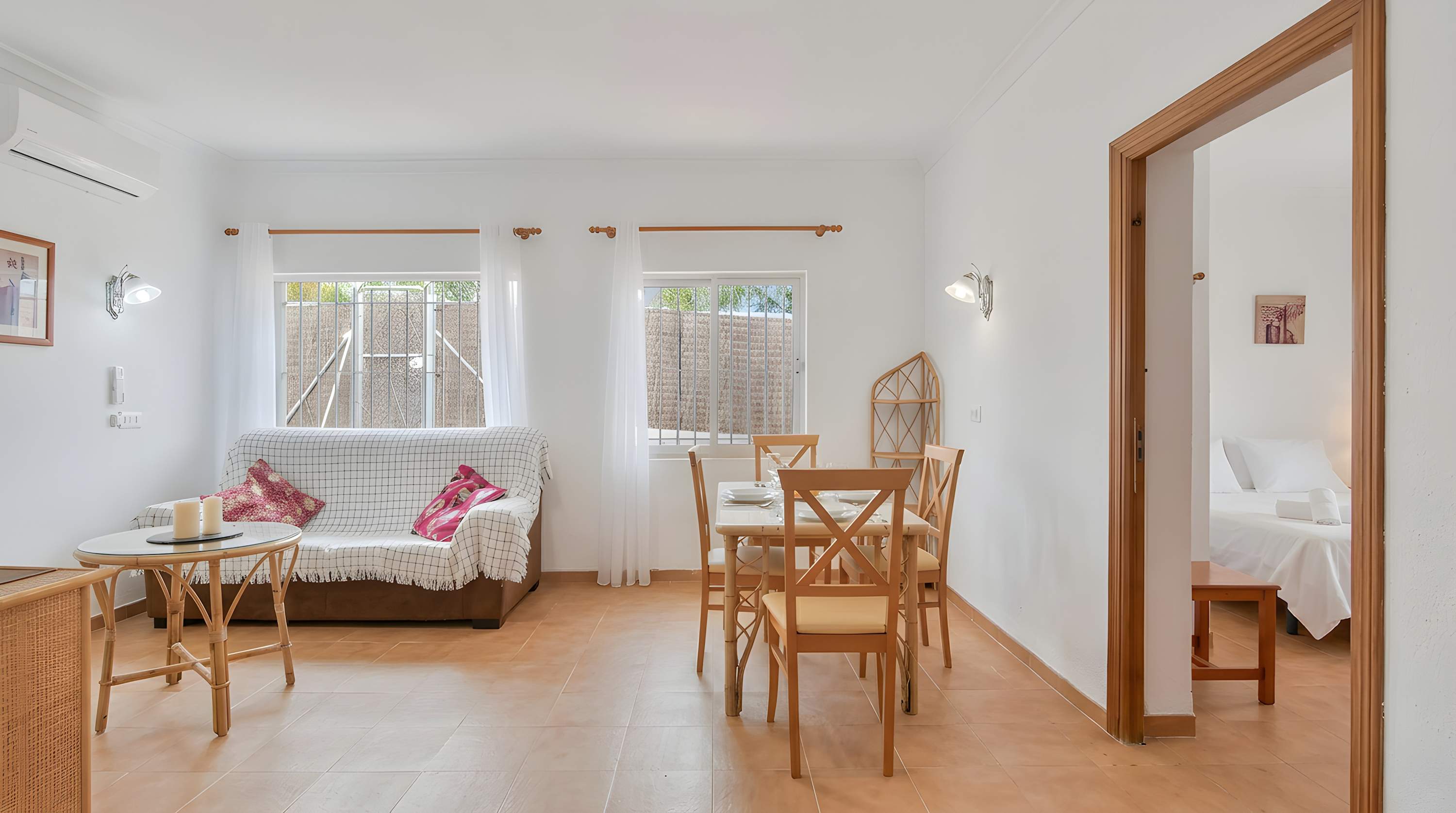 Apartamento accesible en Conil con piscina compartida, parking y jardín privado - image 8