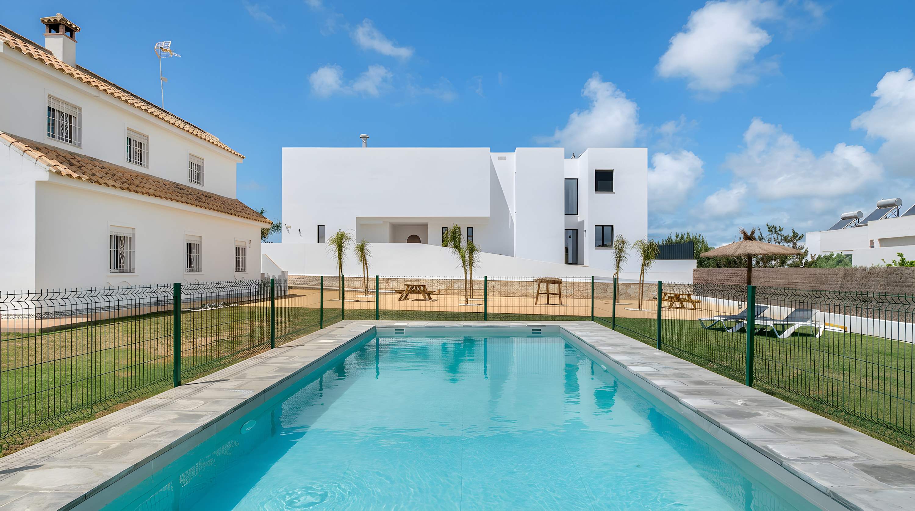 Apartamento accesible en Conil con piscina compartida, parking y jardín privado - image 2