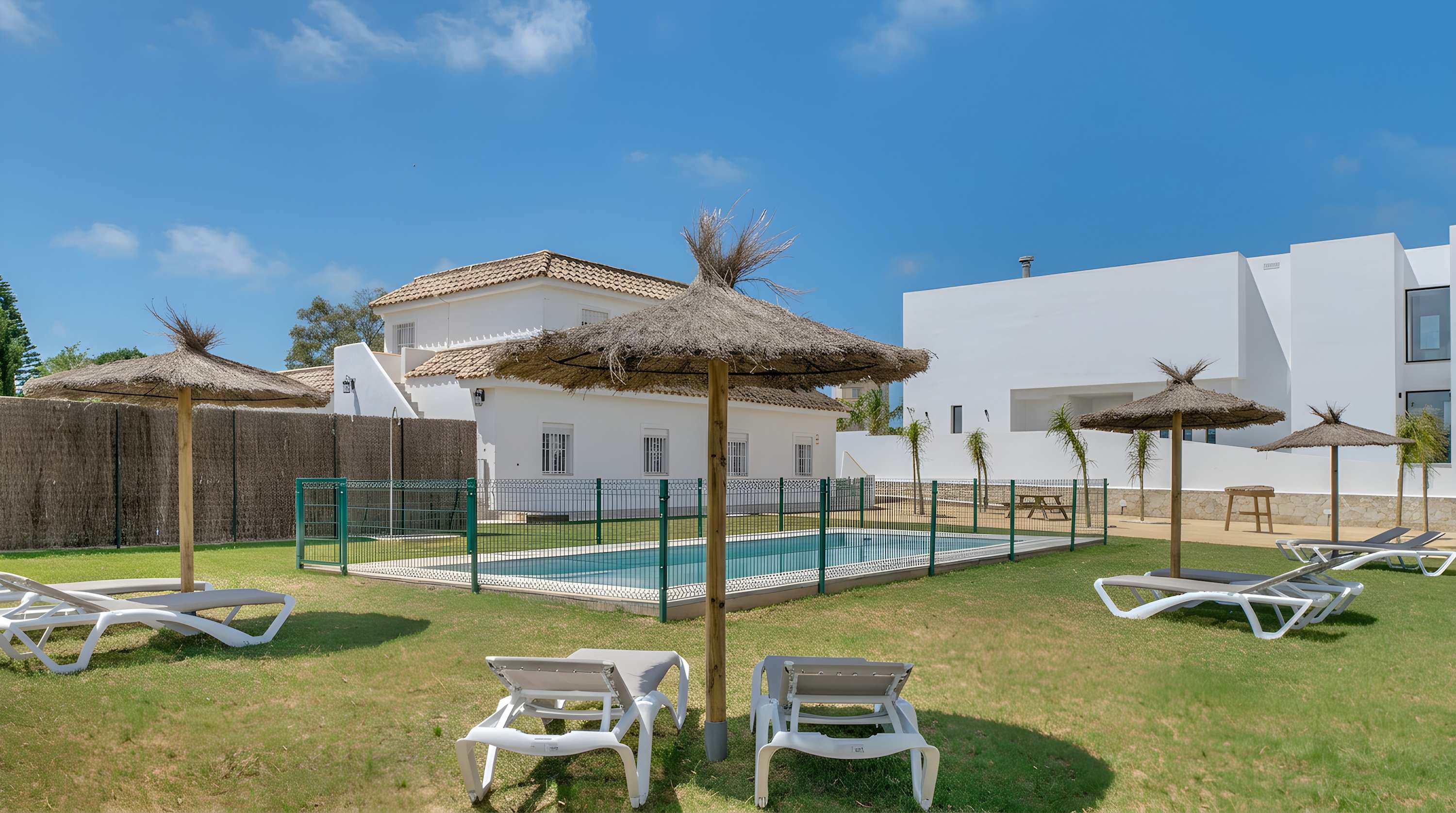 Apartamento accesible en Conil con piscina compartida, parking y jardín privado - image 5