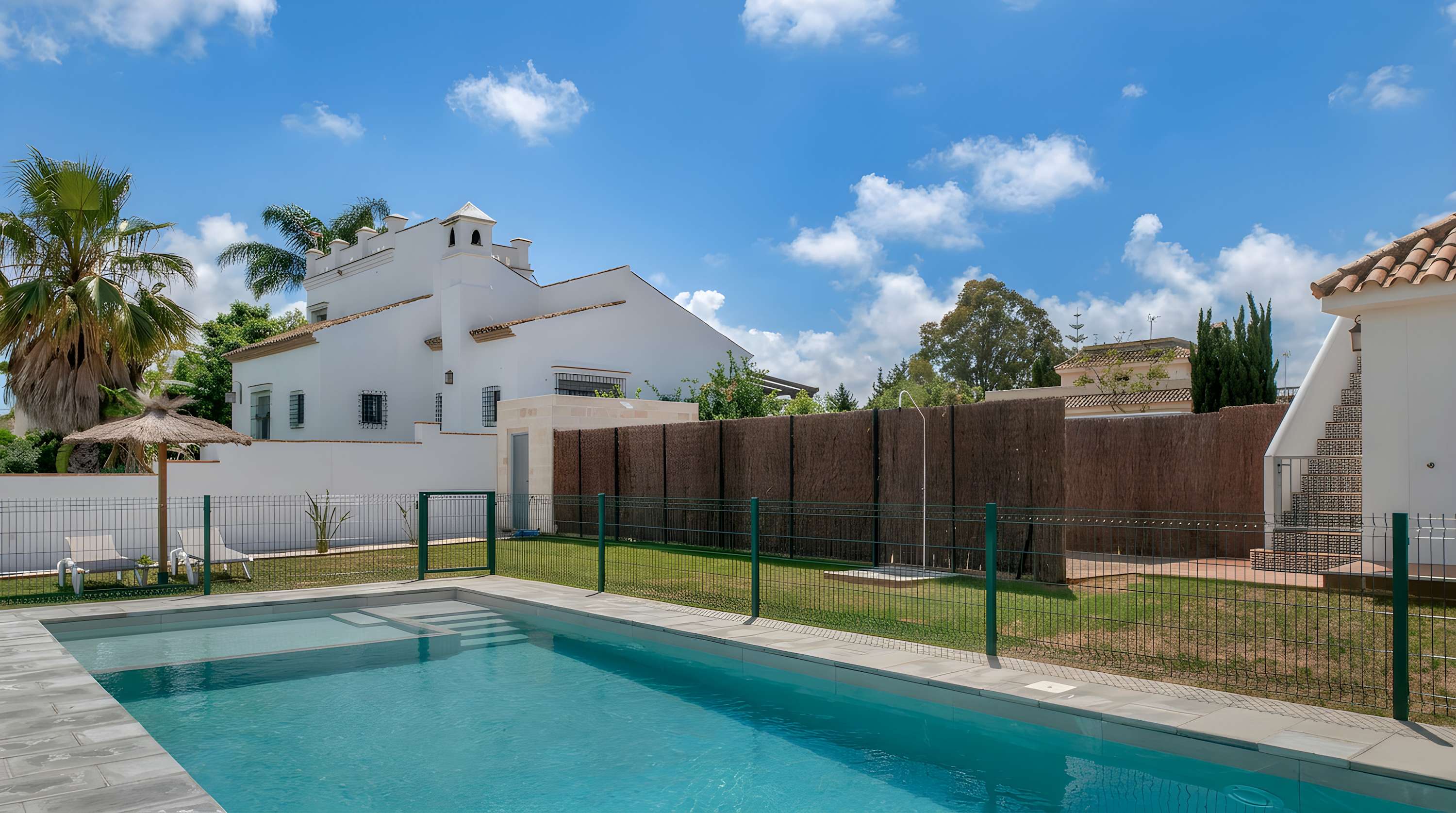 Apartamento accesible en Conil con piscina compartida, parking y jardín privado - image 3