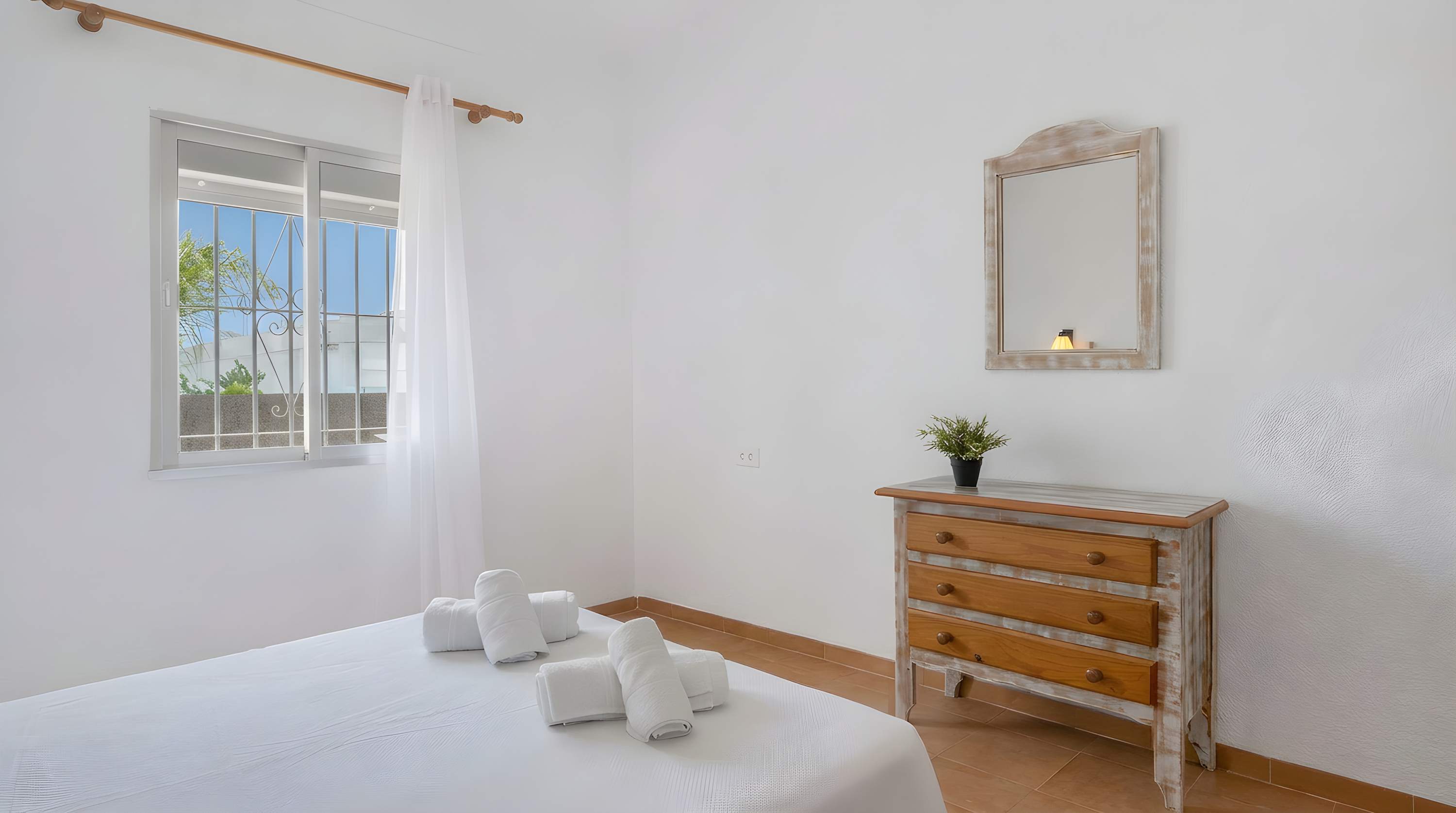 Apartamento accesible en Conil con piscina compartida, parking y jardín privado - image 20