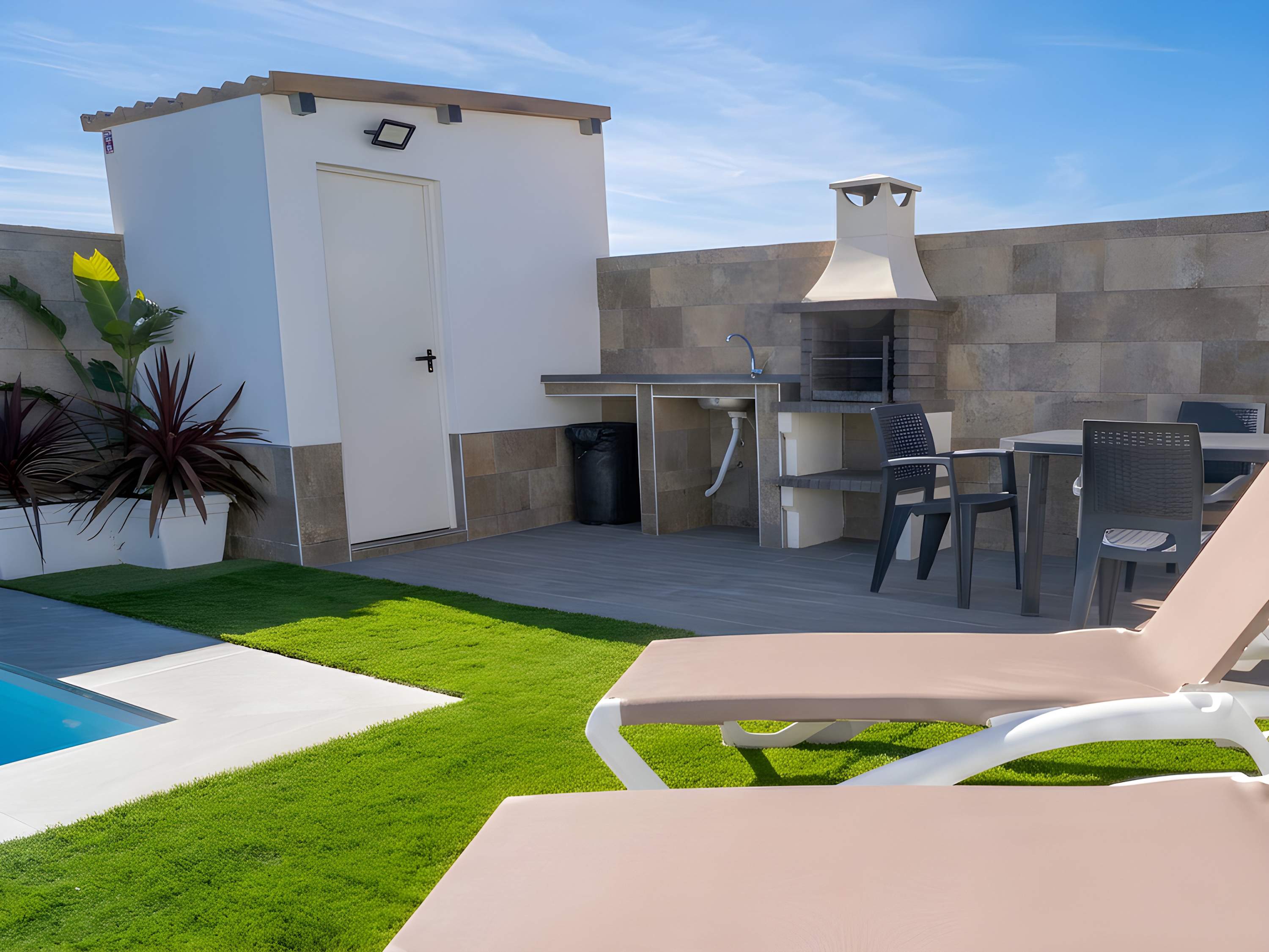 Encantador Chalet con Piscina y Terraza Soleada cerca del Mar en Conil - image 6