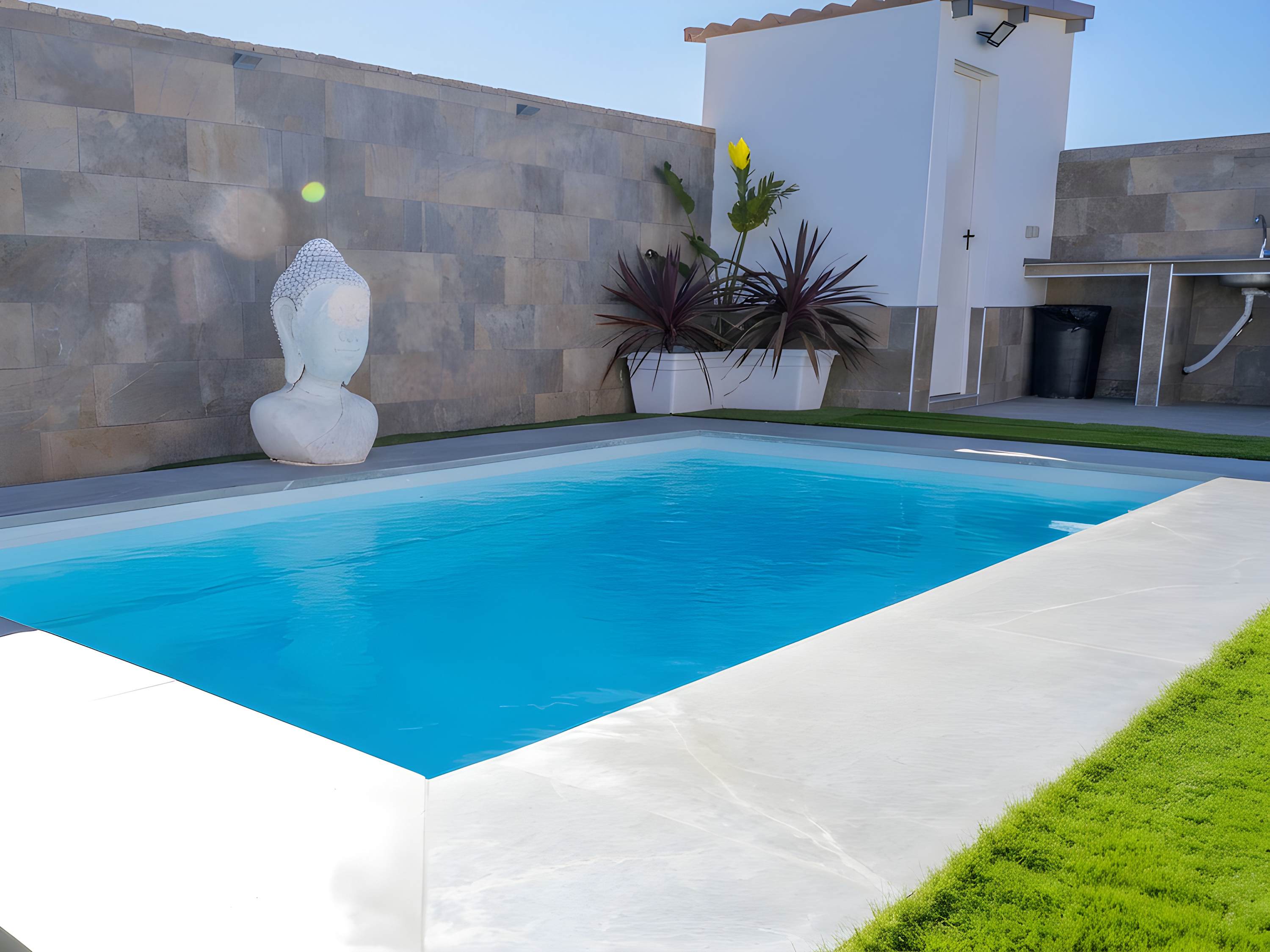 Encantador Chalet con Piscina y Terraza Soleada cerca del Mar en Conil - image 3