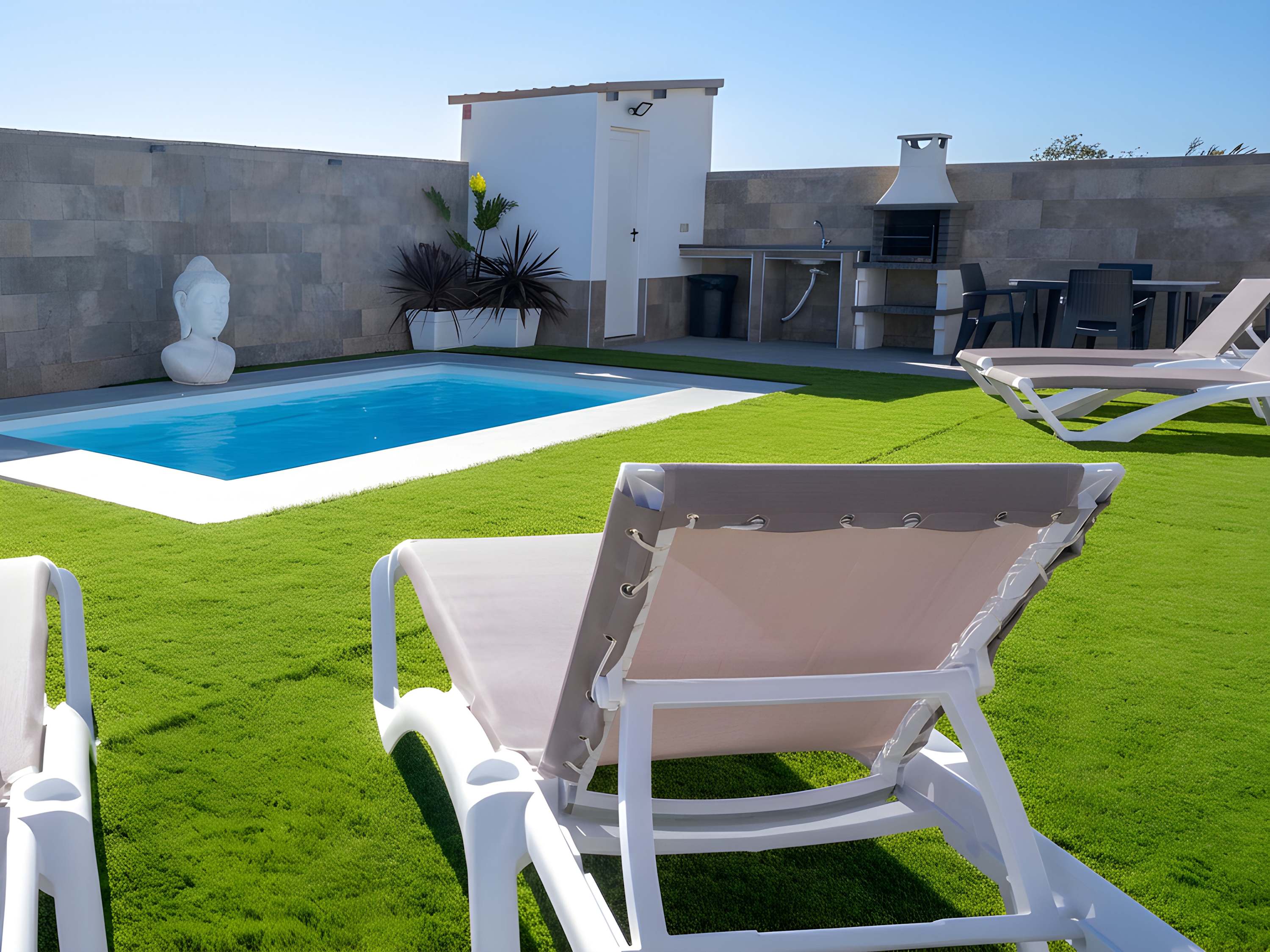 Encantador Chalet con Piscina y Terraza Soleada cerca del Mar en Conil - image 32