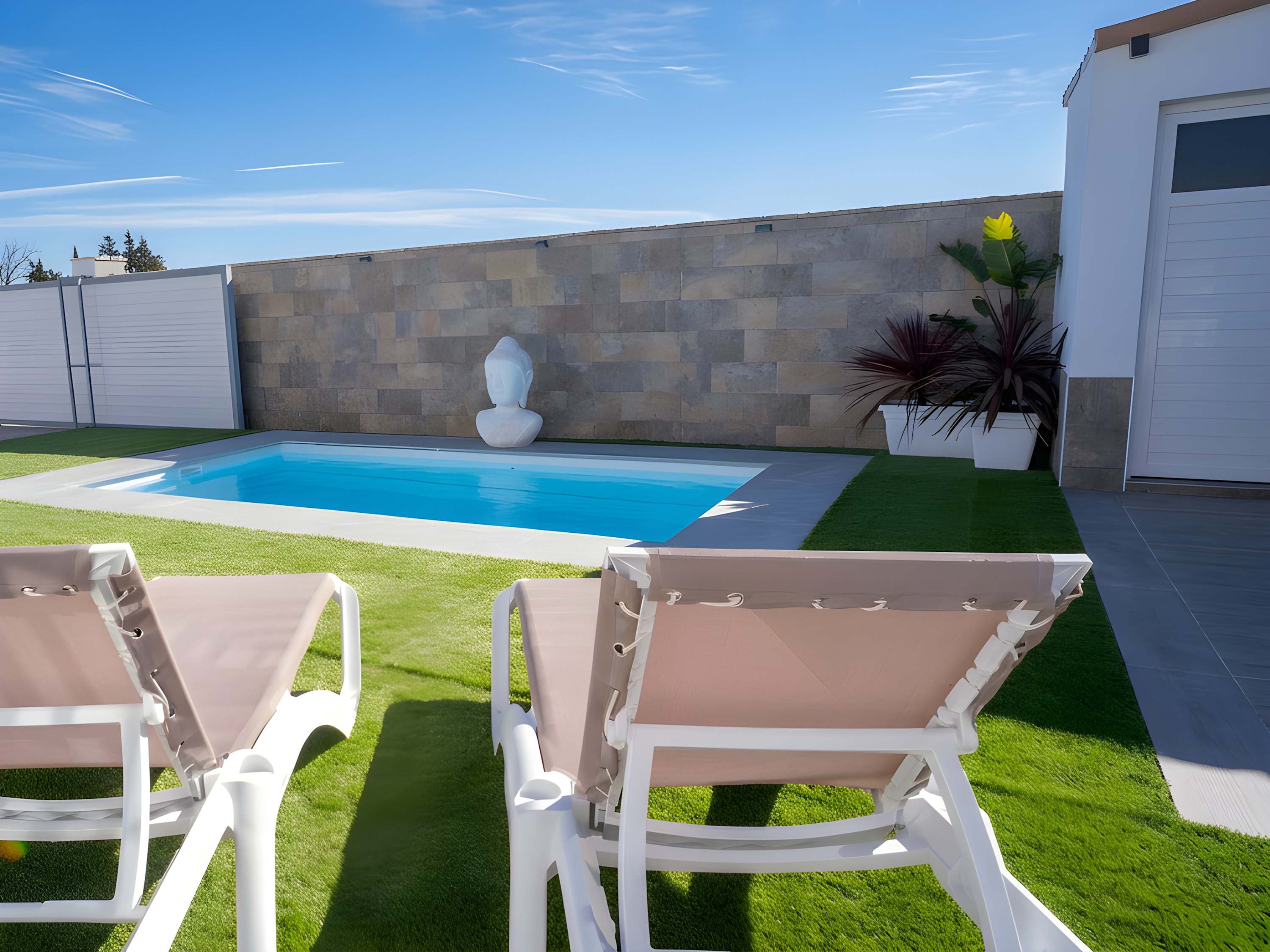 Encantador Chalet con Piscina y Terraza Soleada cerca del Mar en Conil - image 2