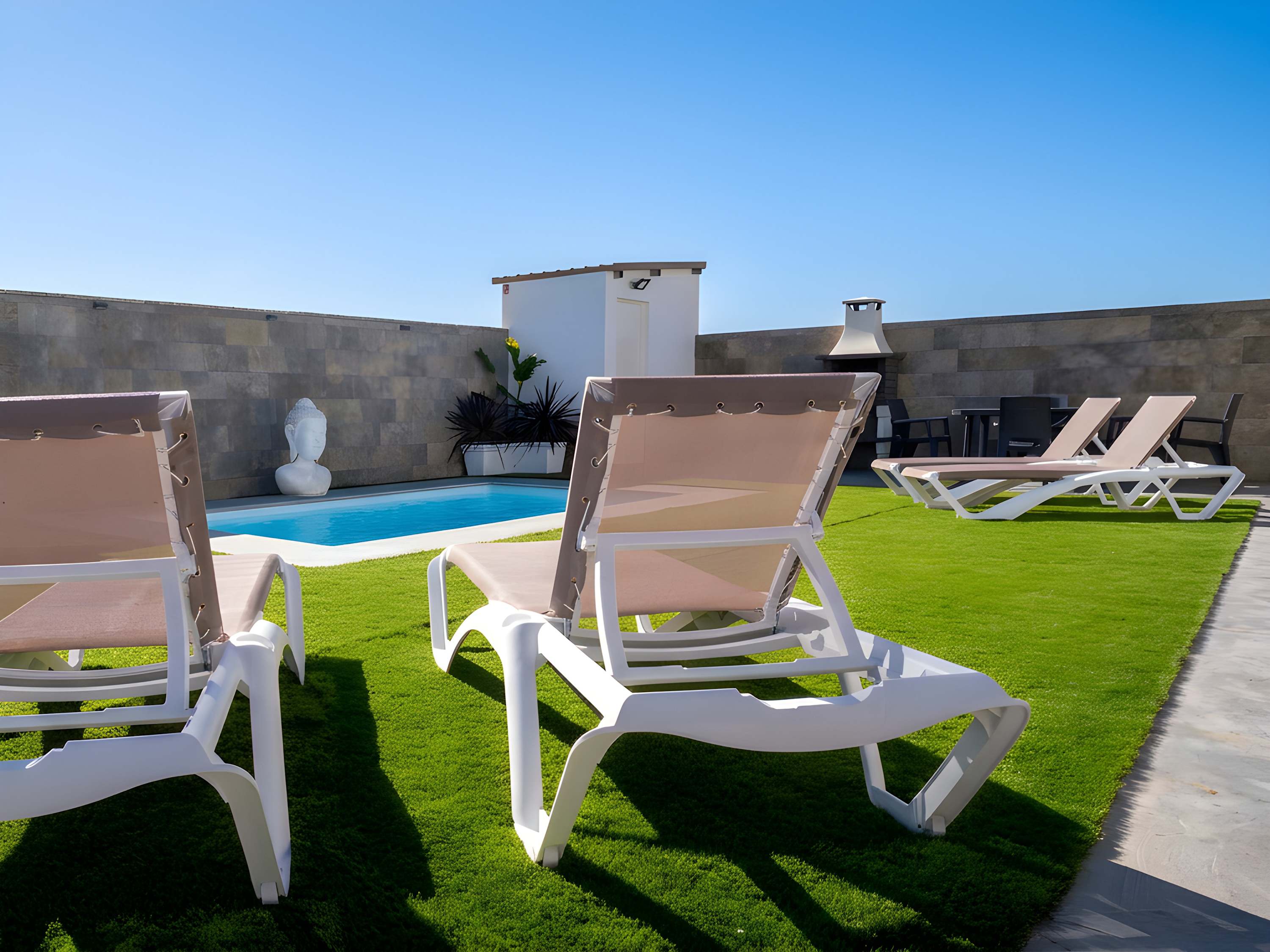 Encantador Chalet con Piscina y Terraza Soleada cerca del Mar en Conil - image 5