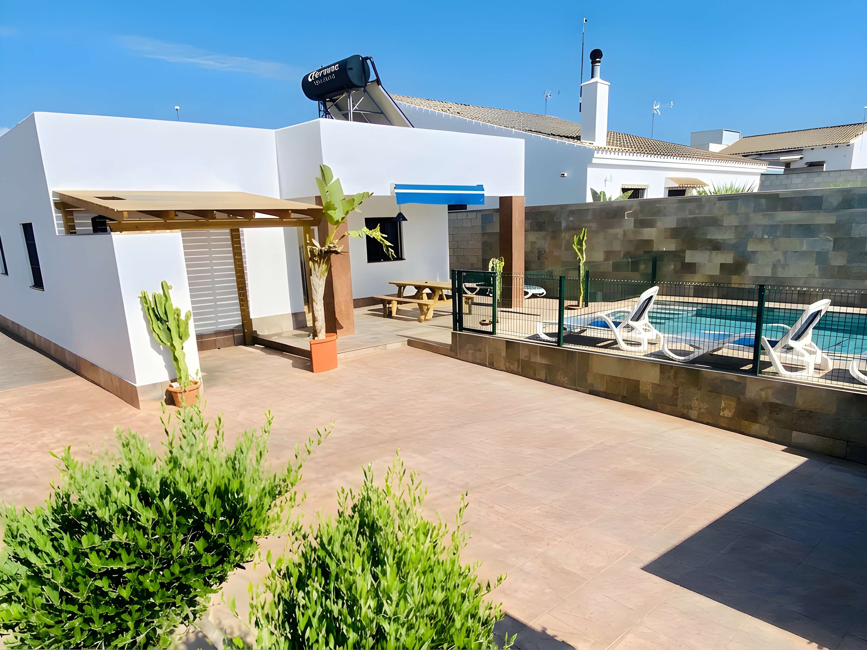 Encantador Chalet con Piscina y Jardín Privado junto a las Playas de Conil - image 12