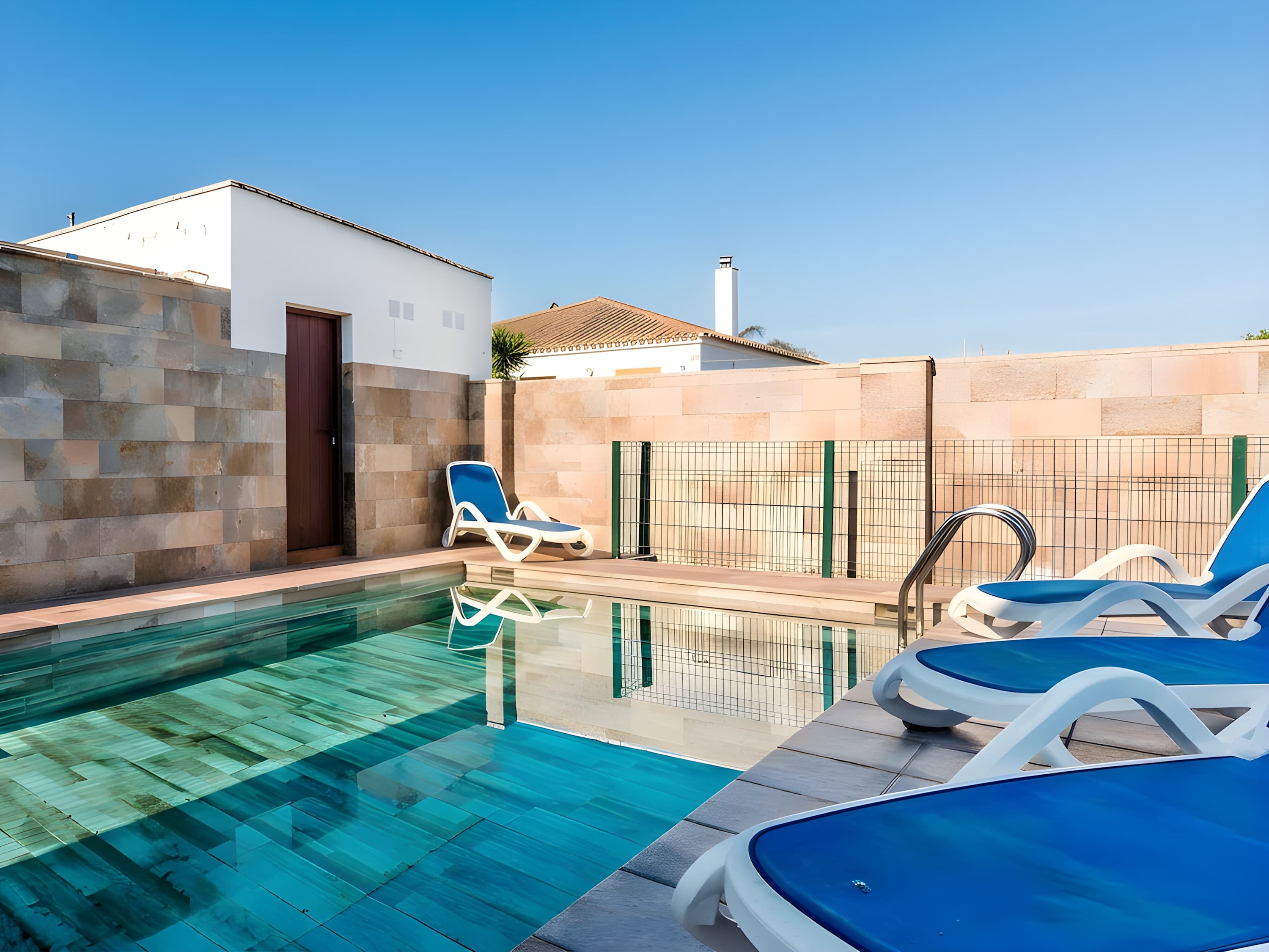 Encantador Chalet con Piscina y Jardín Privado junto a las Playas de Conil - image 3