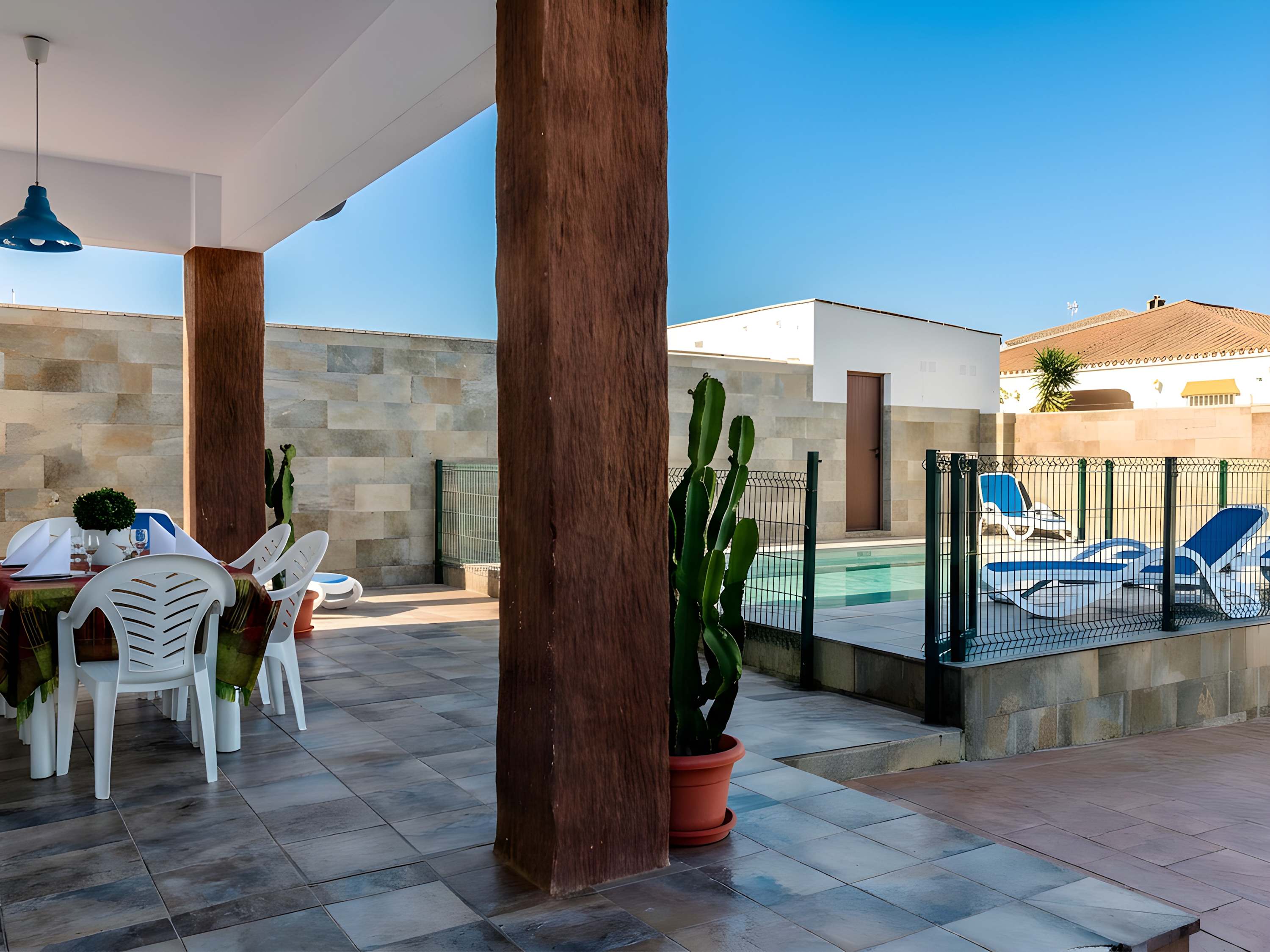 Encantador Chalet con Piscina y Jardín Privado junto a las Playas de Conil - image 2