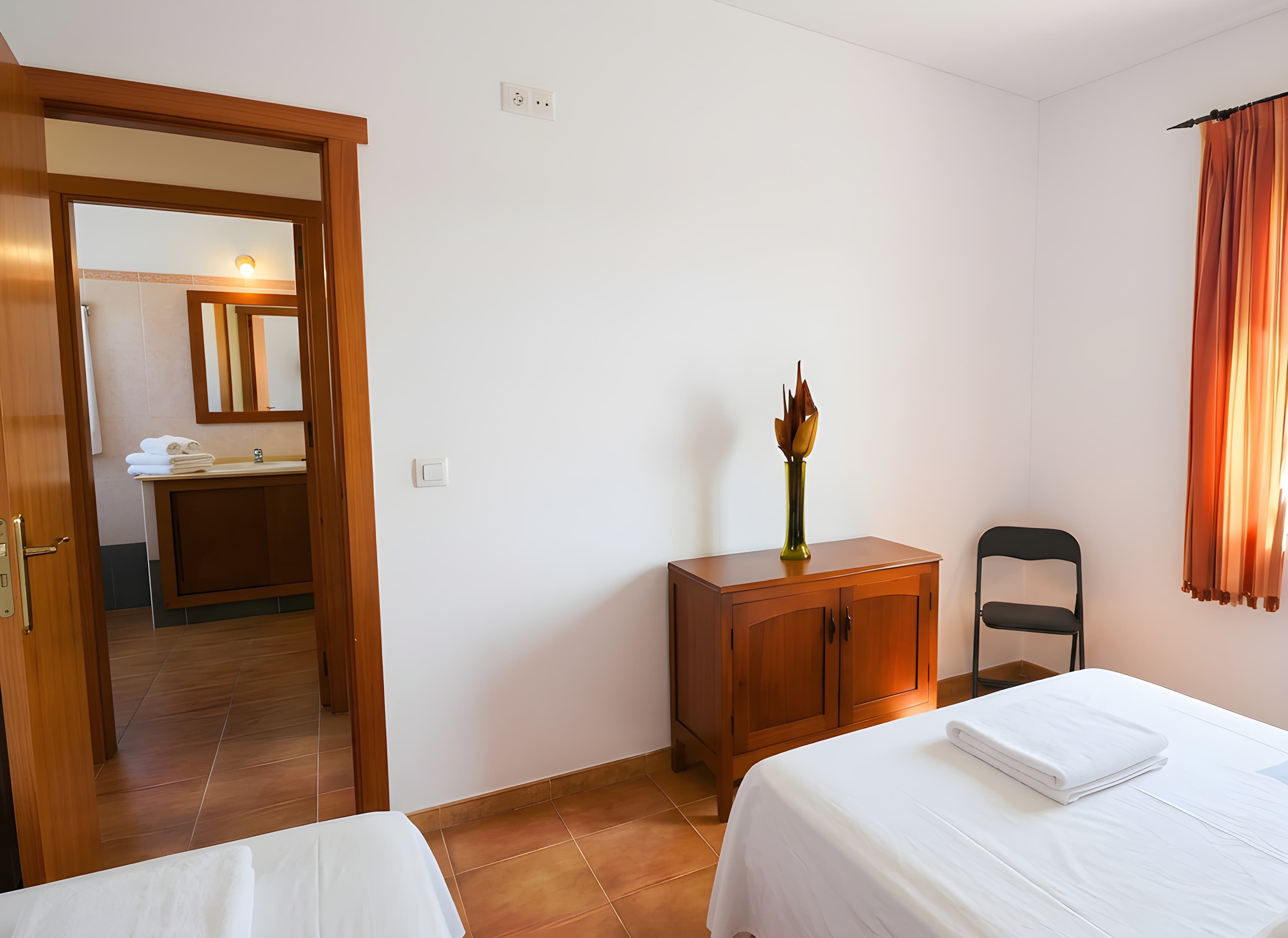 Chalet con Terraza y Barbacoa a 3 min de la Playa  El Palmar - image 10